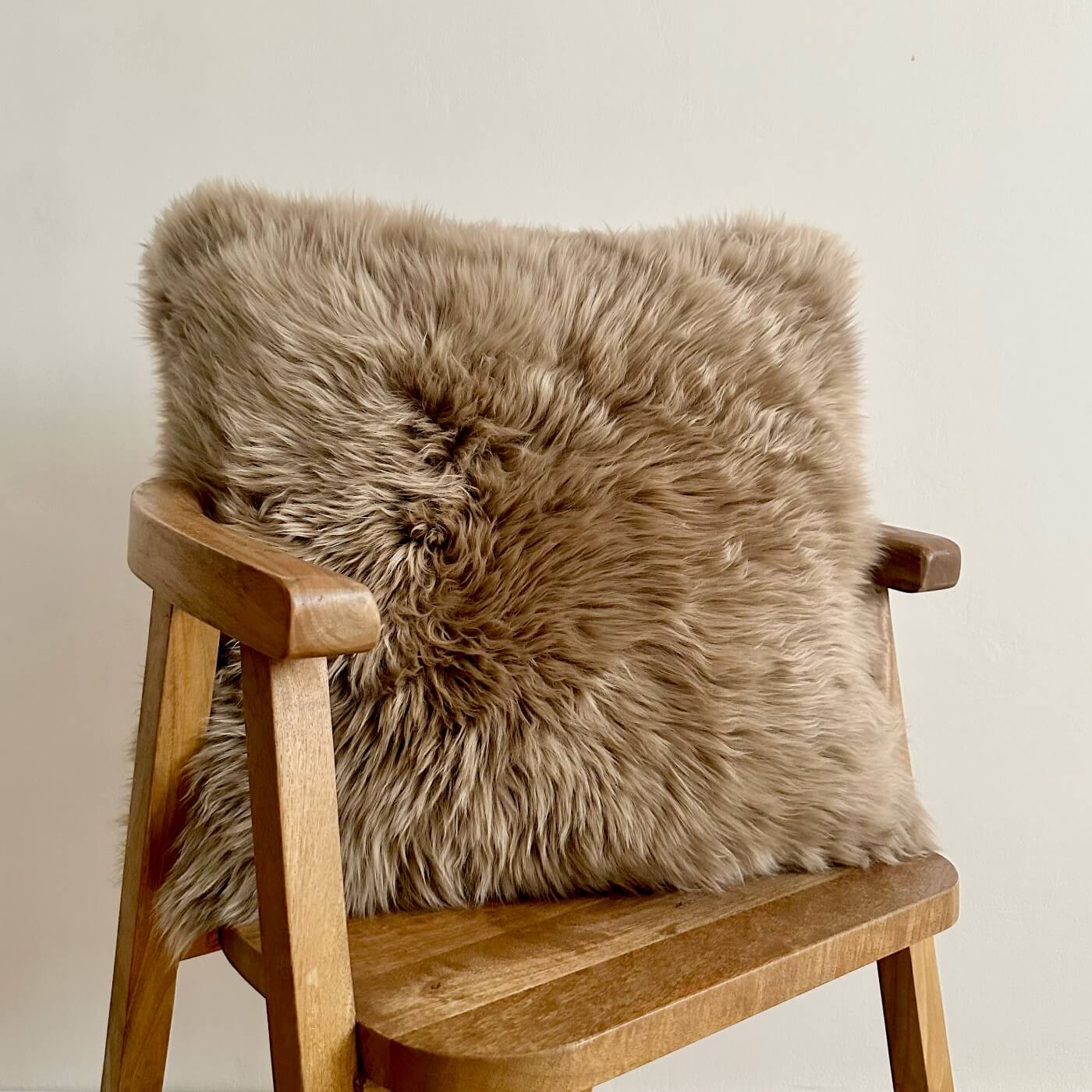 Perna Decorativă din Blană de Oaie Naturală Australiană, Maro - pătrată 50 cm