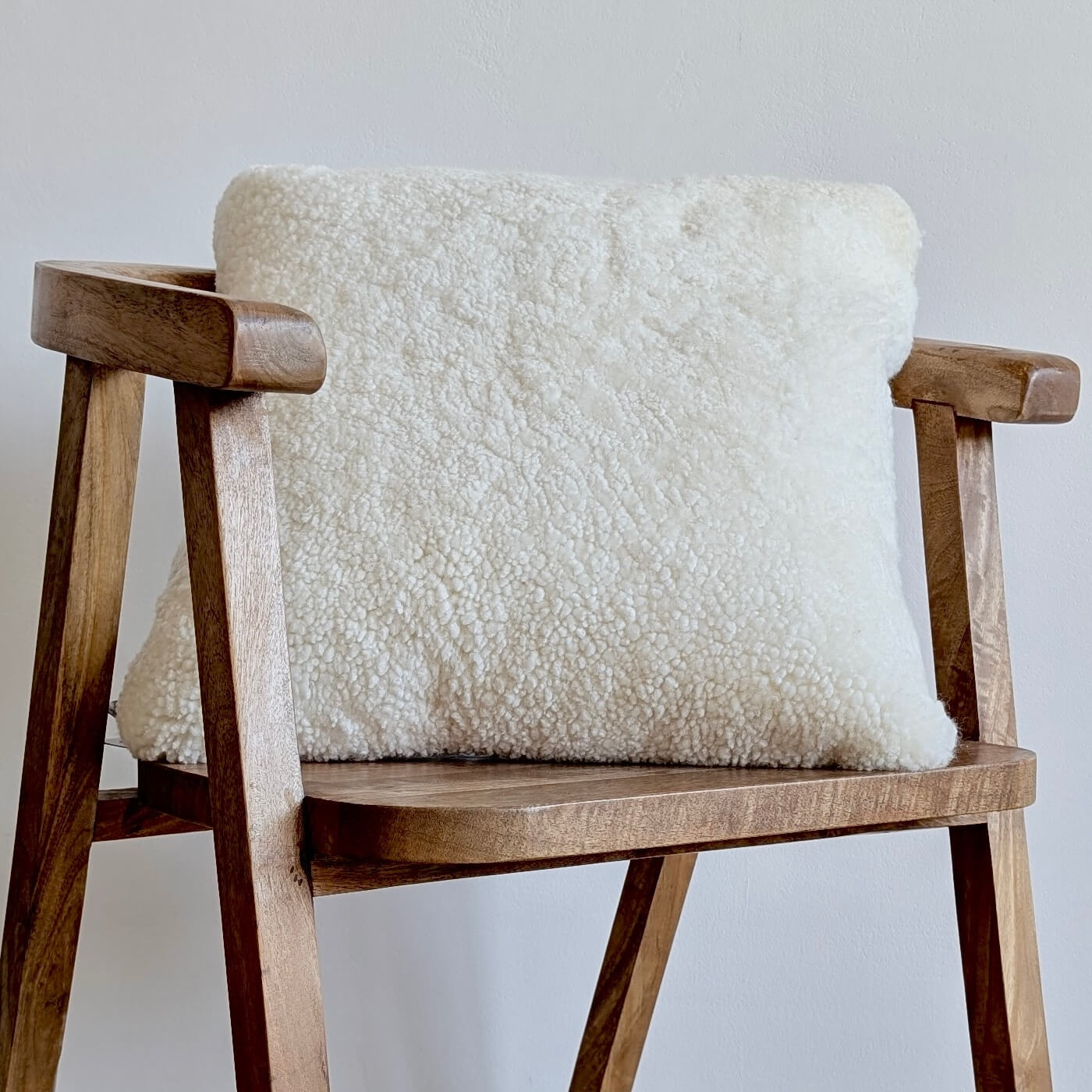 Perna Decorativa din Blana de Oaie Scurta Creata Australiana, Alb Pure - pe scaun lemn