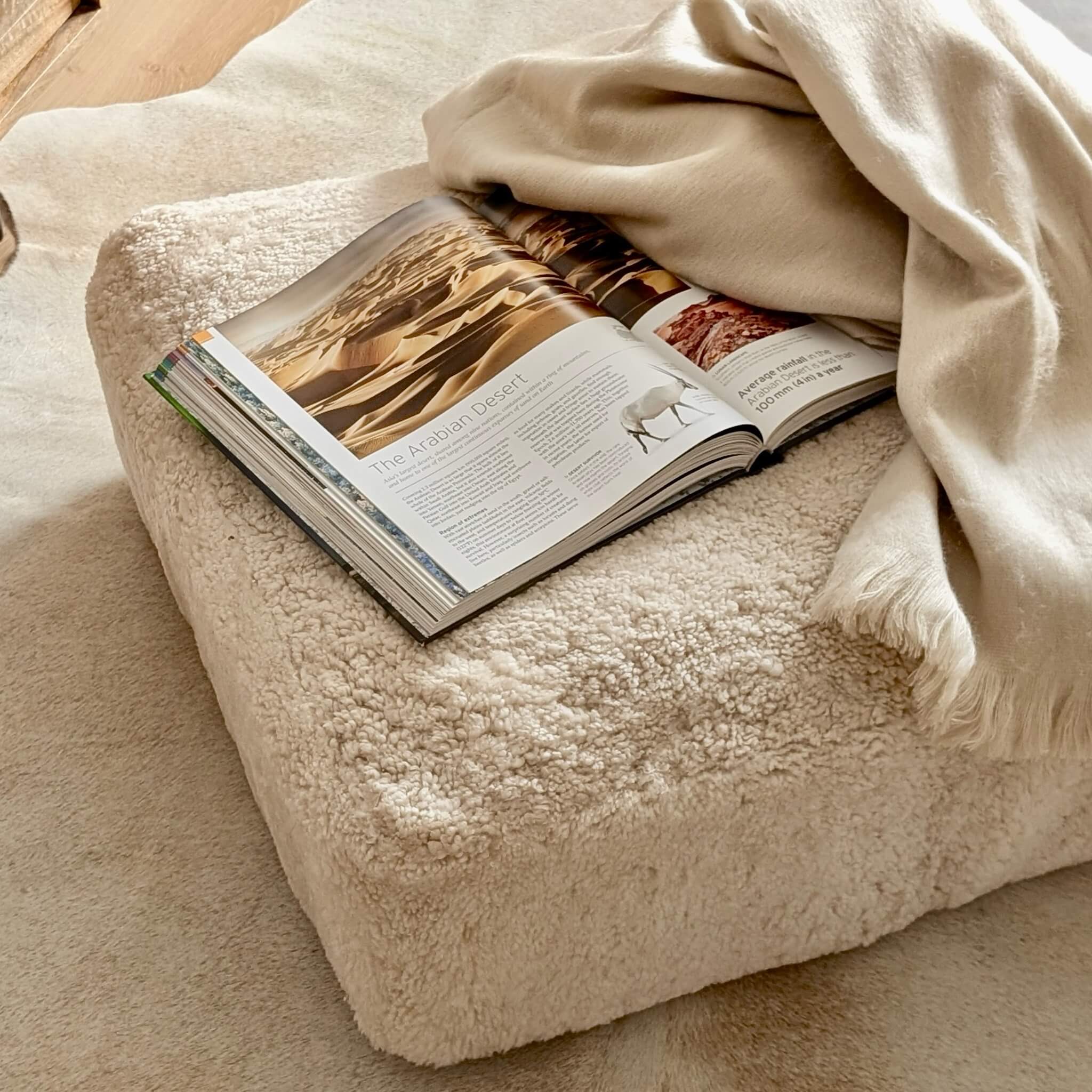 Pernă de Podea din Blană de Oaie Shearling, Bej Sand, confort natural