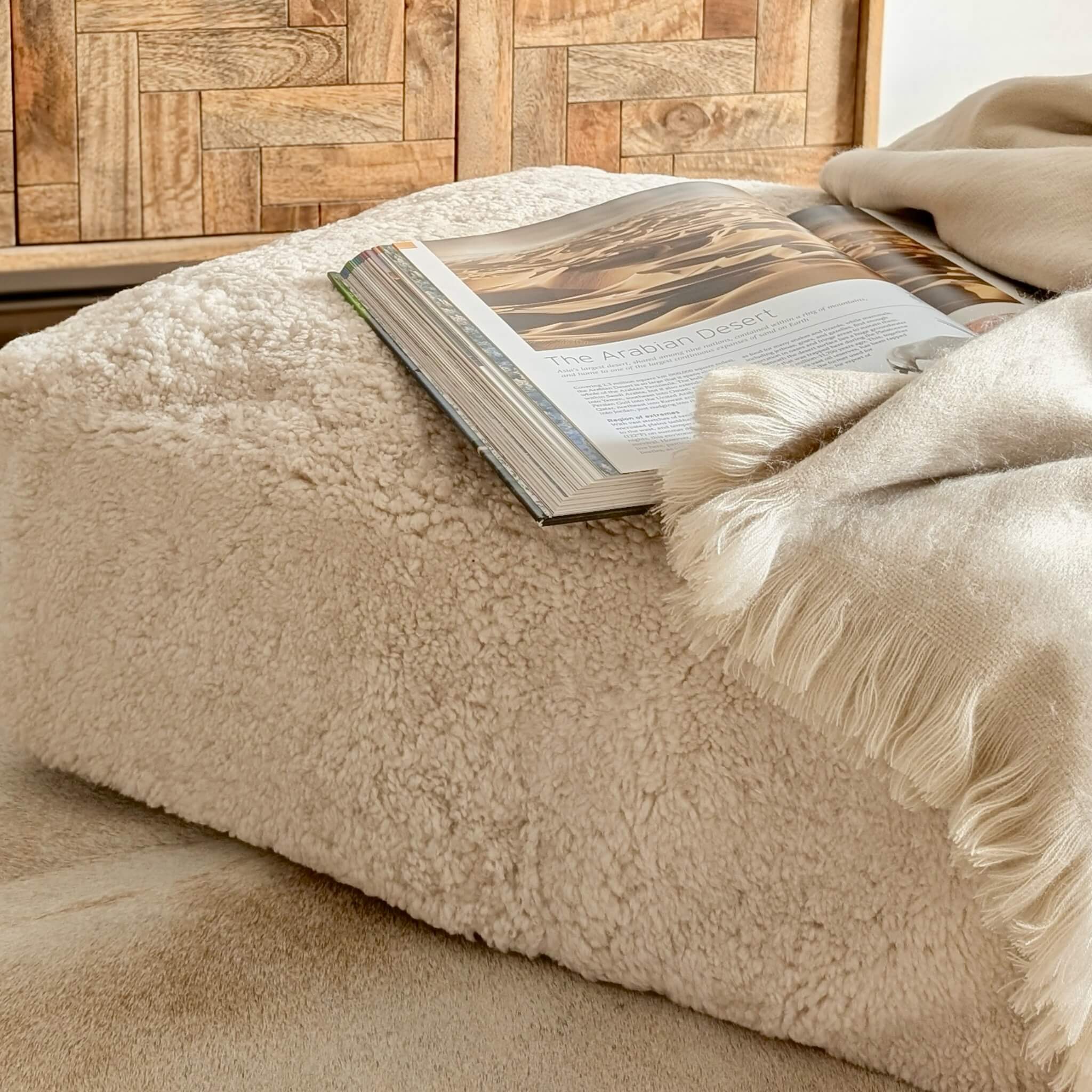 Pernă de Podea din Blană de Oaie Shearling, Bej Sand, zoom