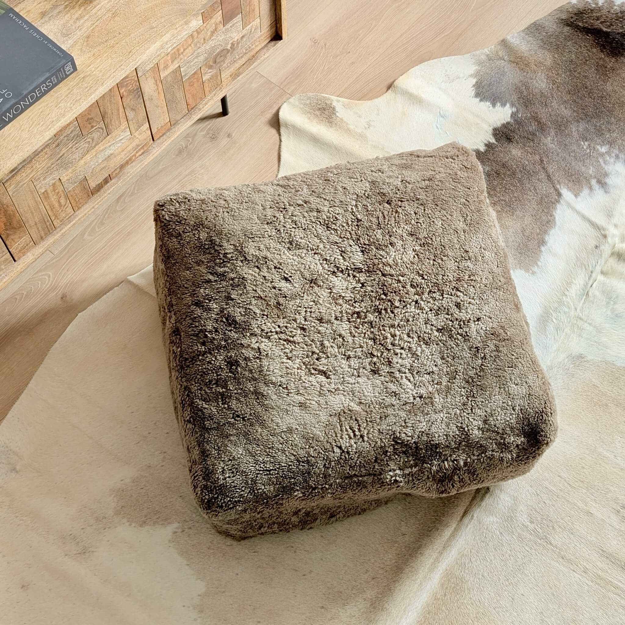 Pernă de podea din blană de oaie shearling cu fir scurt și creț, maro sahara