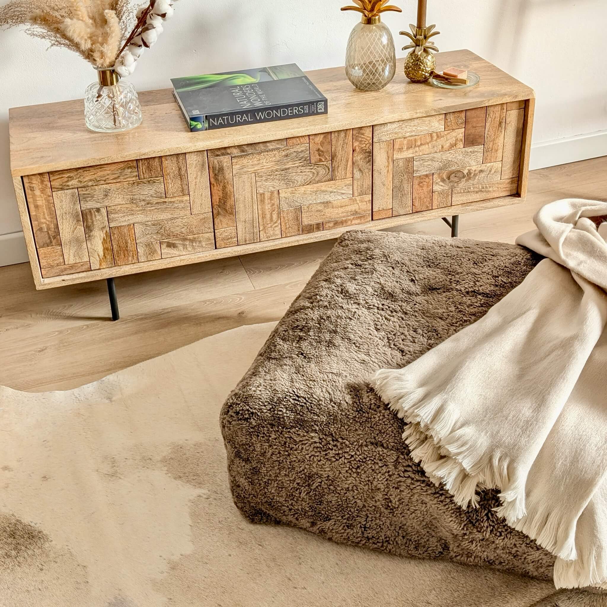 Pernă de podea din blană de oaie shearling cu fir scurt și creț, maro sahara, idei decor living 