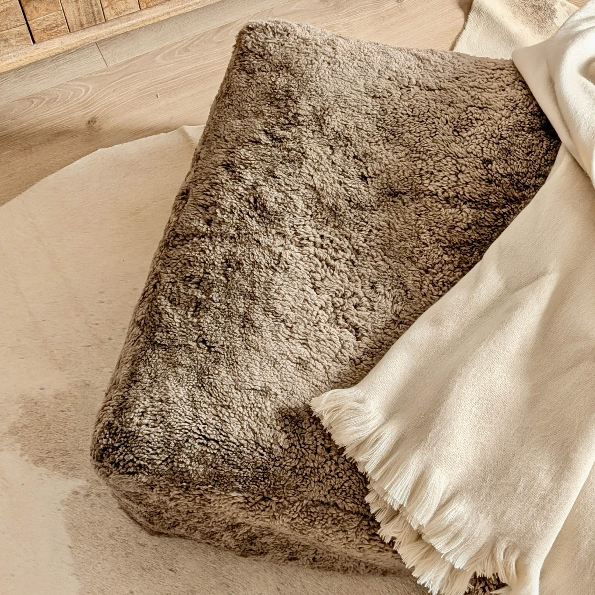 Pernă de podea din blană de oaie shearling cu fir scurt și creț, maro sahara, decor călduros