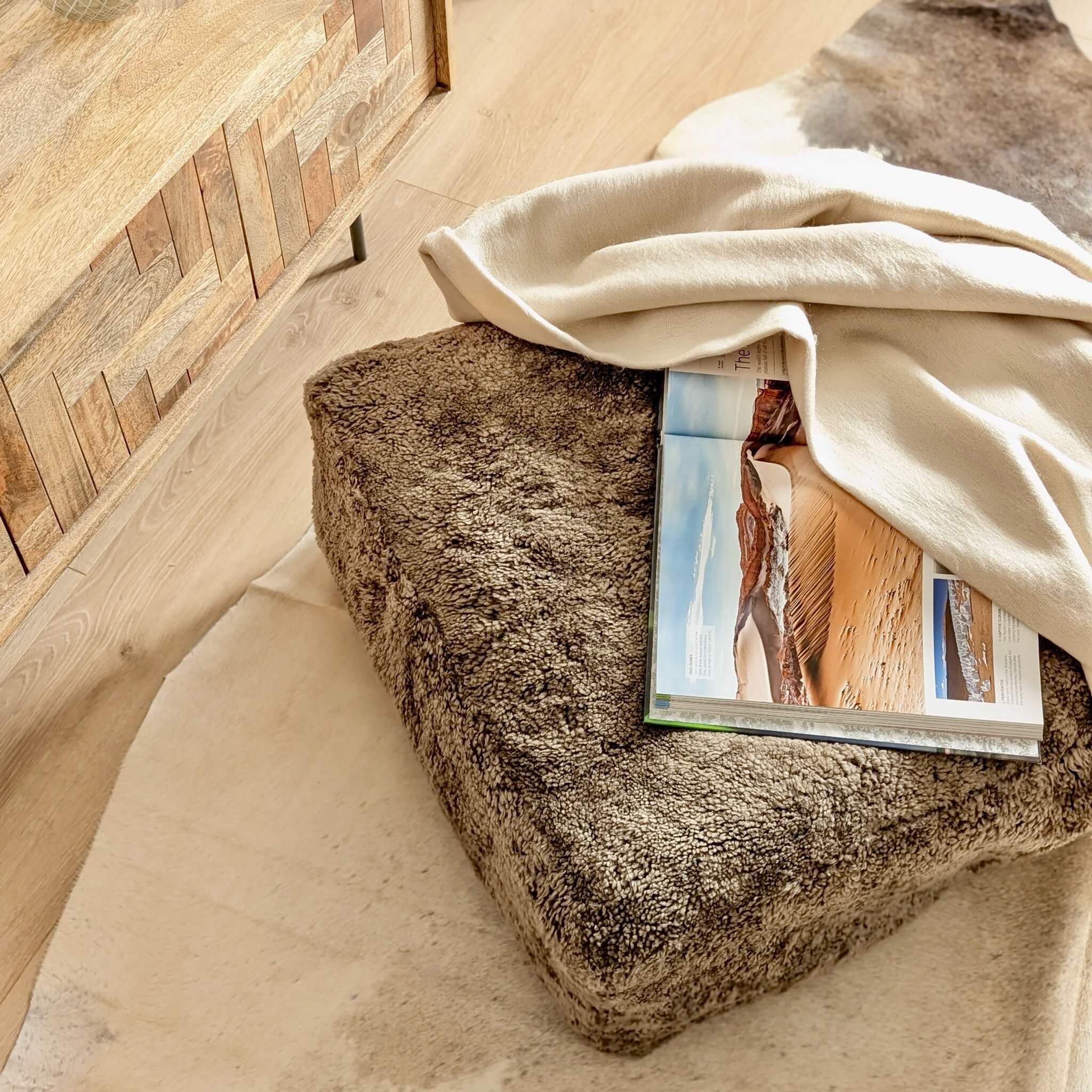 Pernă de podea din blană de oaie shearling cu fir scurt și creț, maro sahara, idei living