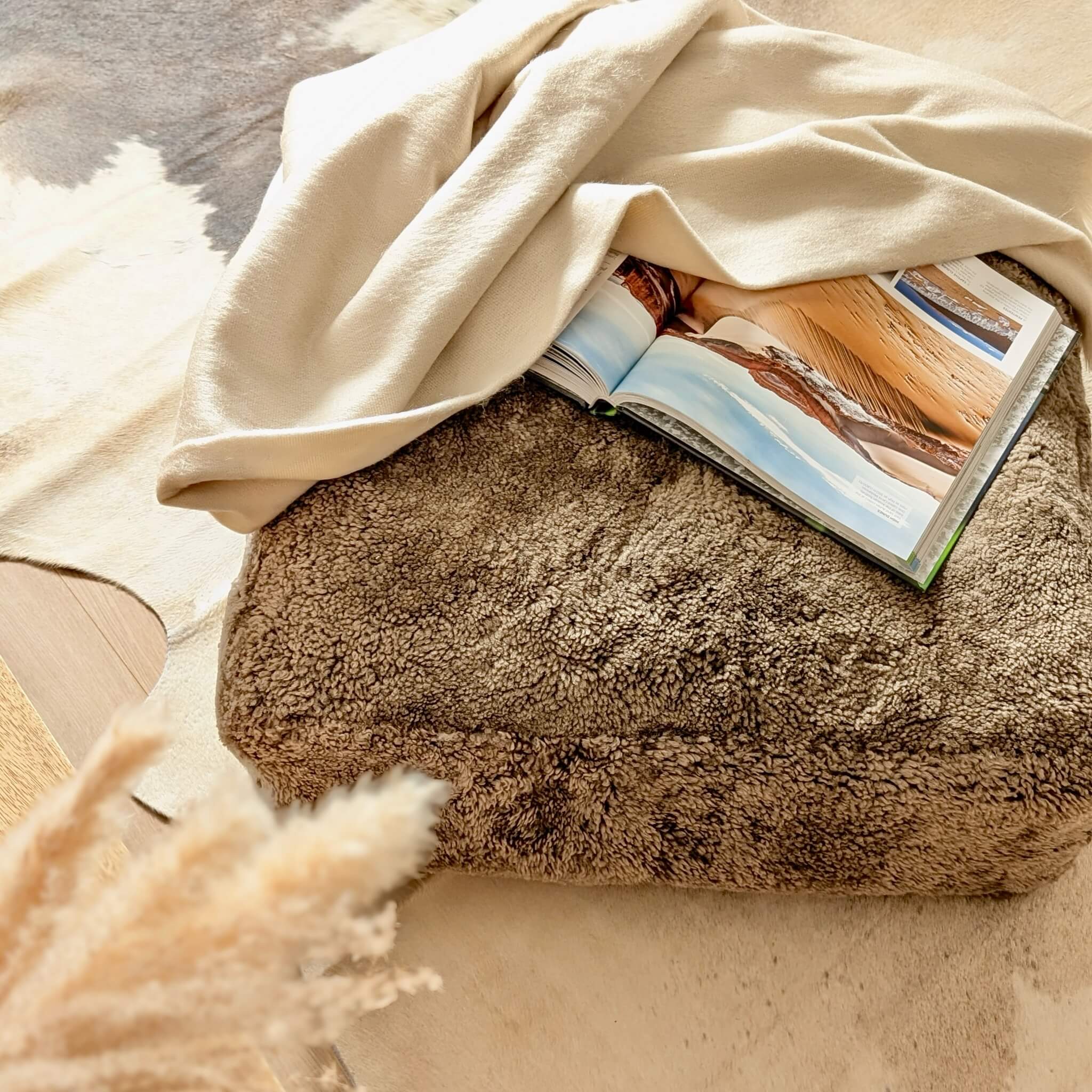 Pernă de podea din blană de oaie shearling cu fir scurt și creț, maro sahara, decor covor