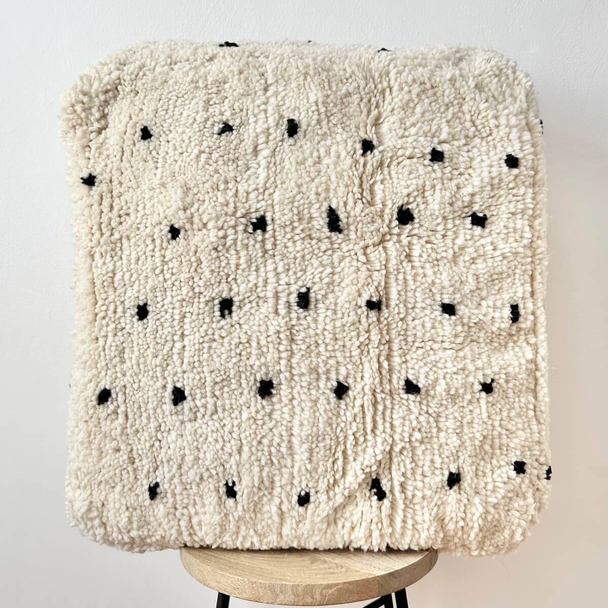 Perna de Podea Marocana din lana berber model cu buline negre