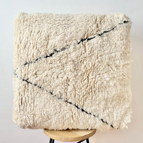 Perna de Podea Marocana din lana berber model linii, pe scaun