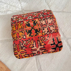 perna de podea marocana creata dintr-un covor pufos din lana vintage, contrast covor alb