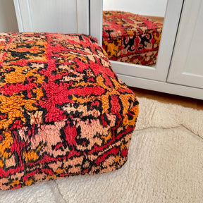 perna de podea marocana creata dintr-un covor pufos din lana vintage, podea