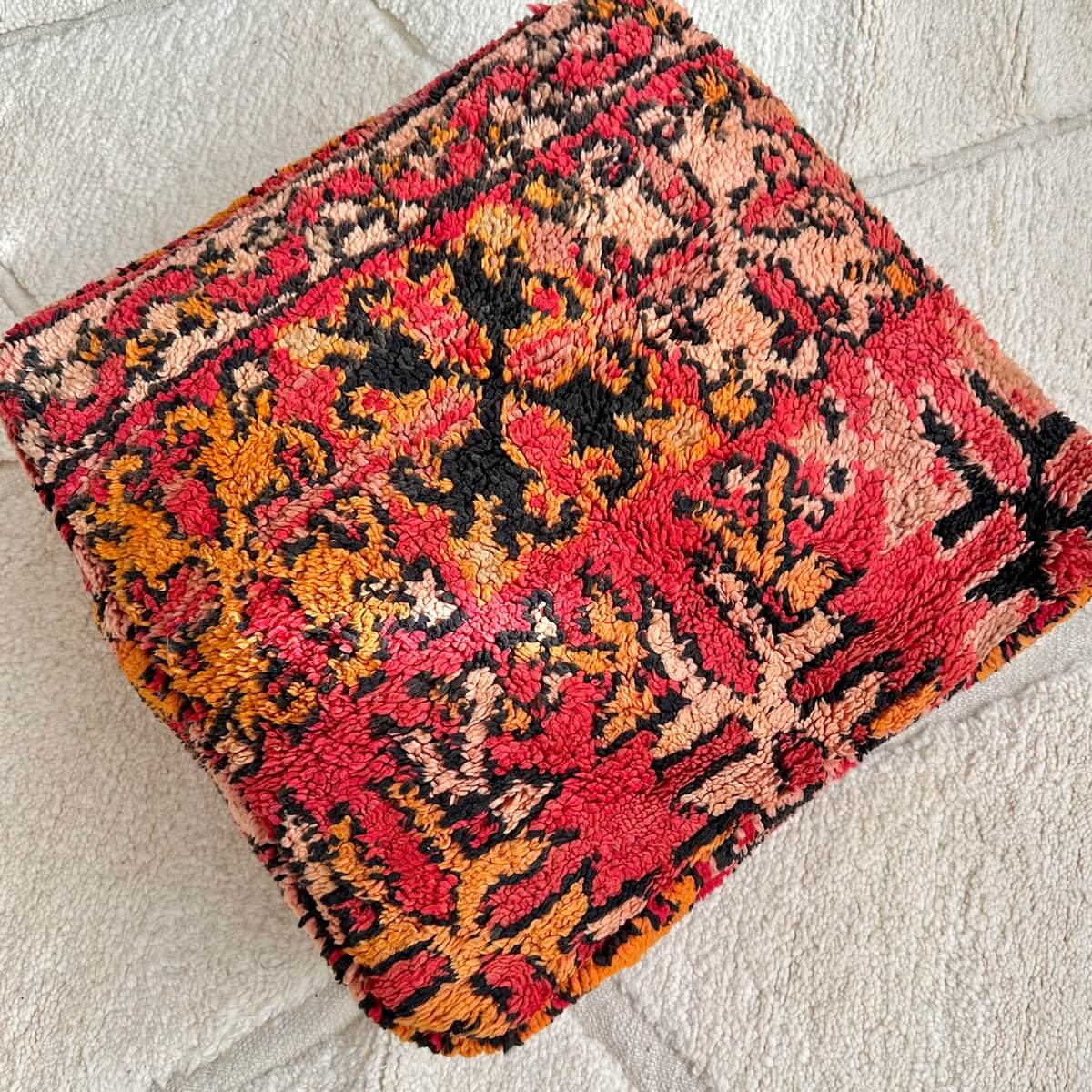 perna de podea marocana creata dintr-un covor pufos din lana vintage