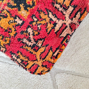 perna de podea marocana creata dintr-un covor pufos din lana vintage, zoom