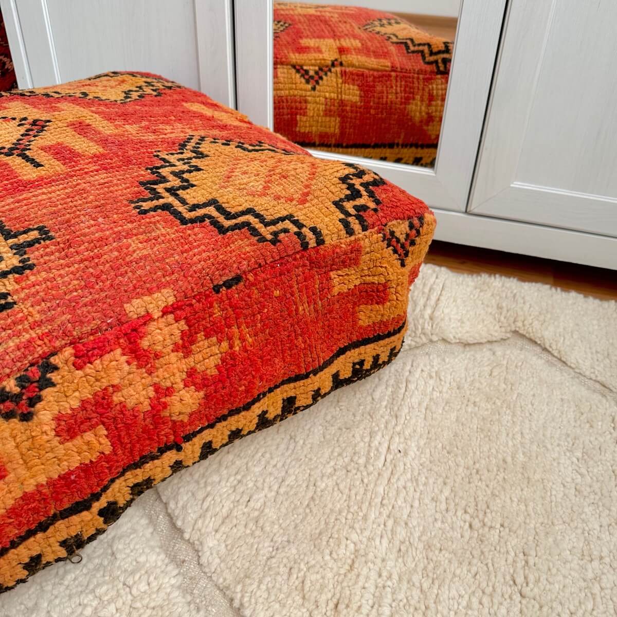 perna de podea marocana realizata din covor vintage