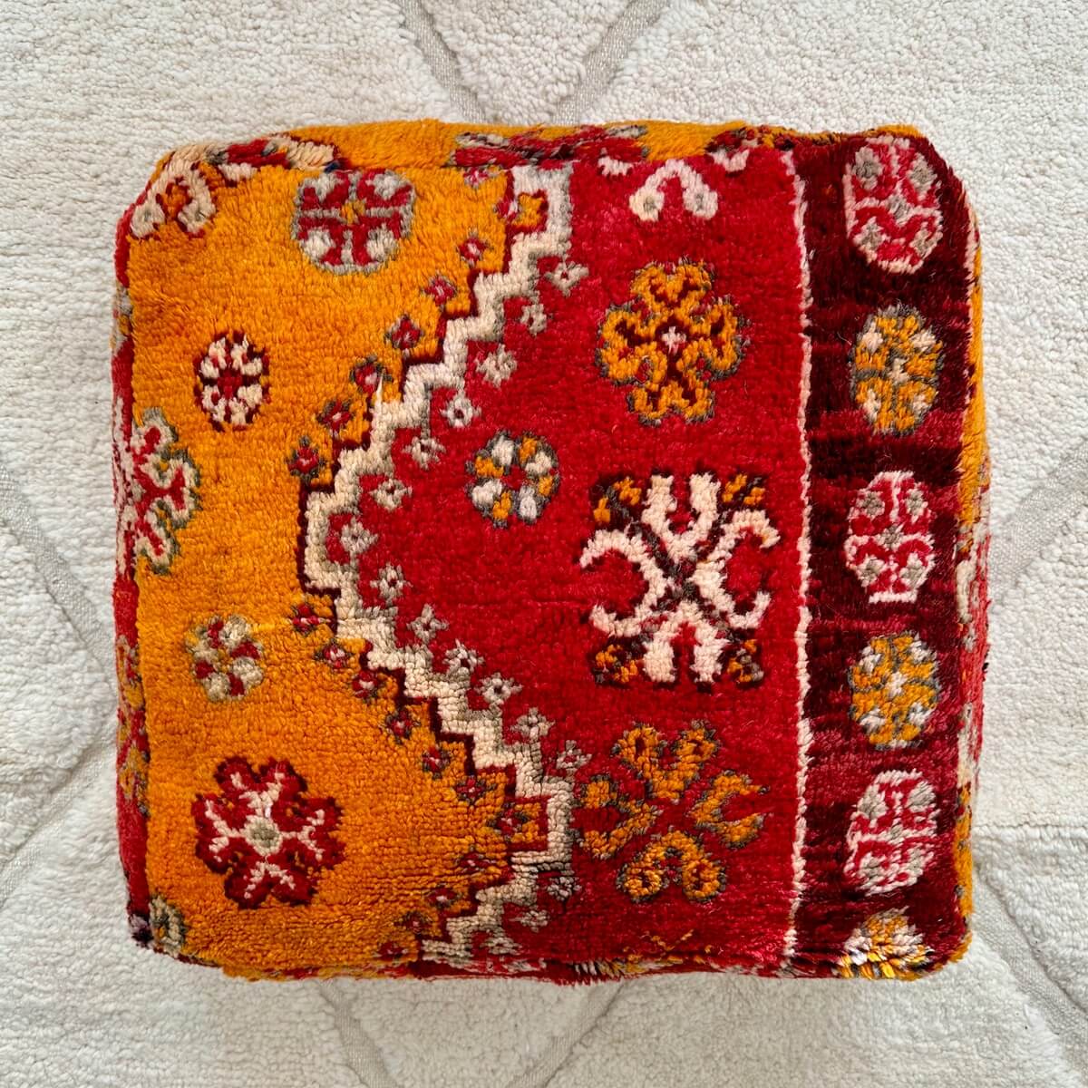 perna de podea marocana vintage creata dintr-un covor din lana multicolor