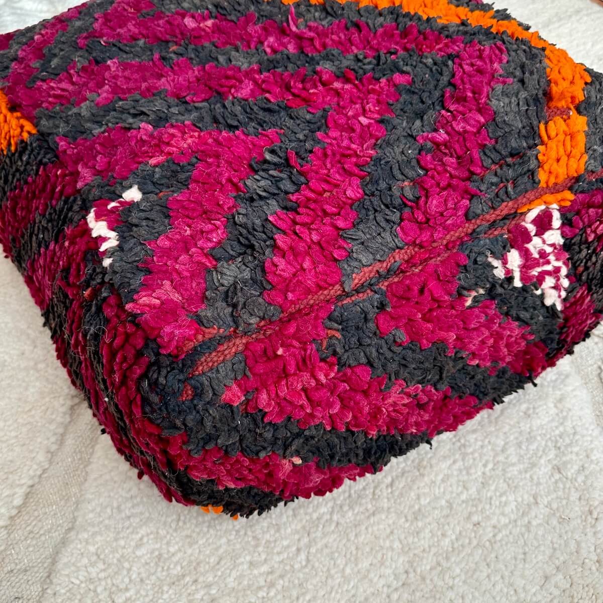 perna de podea marocana realizata dintru-un covor marocan vintage multicolor