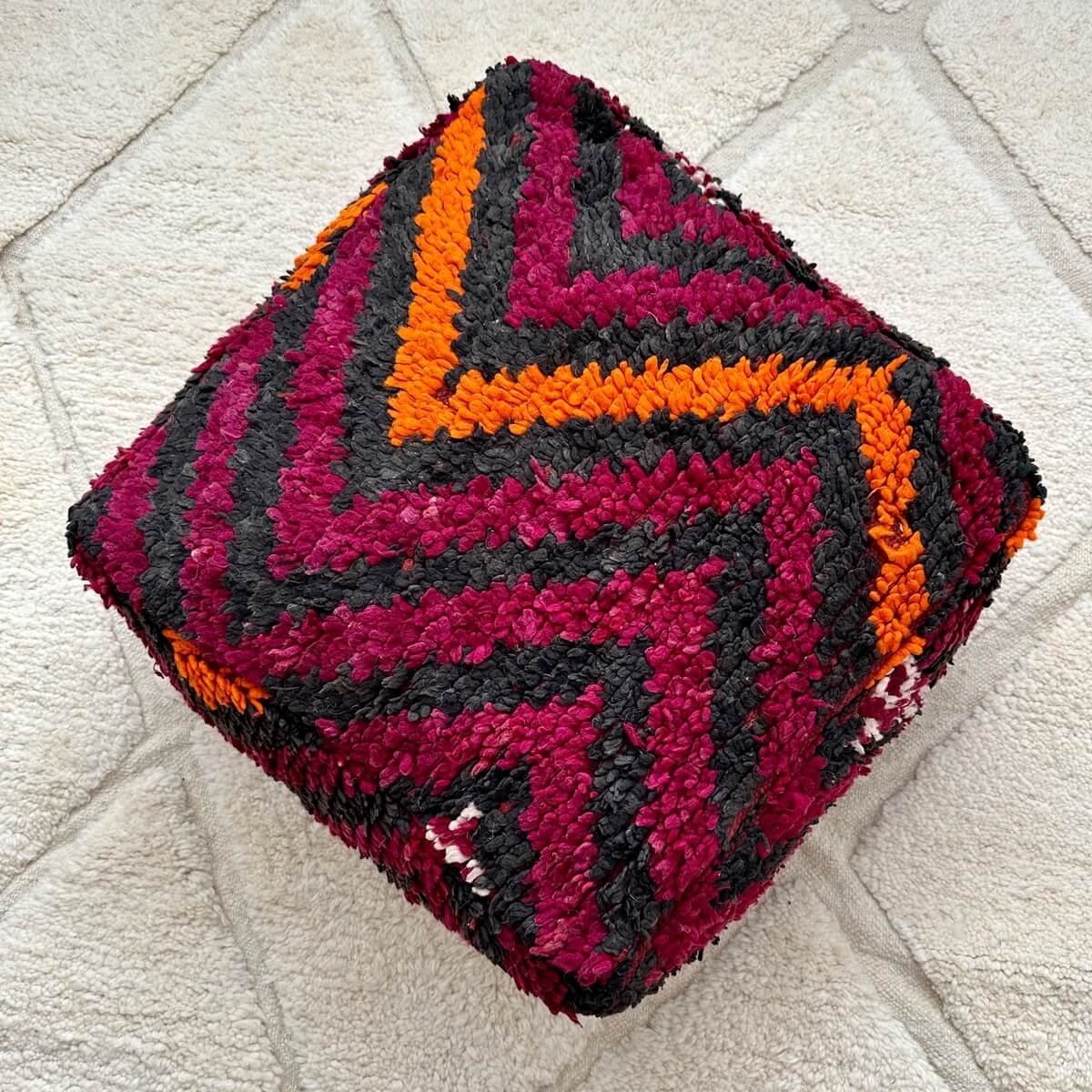perna de podea marocana realizata dintru-un covor marocan vintage multicolor