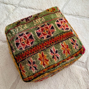 perna de podea autentic marocana realizata dintr-un covor vintage din lana predominant verde