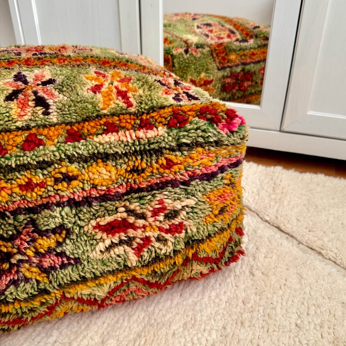 perna de podea autentic marocana realizata dintr-un covor vintage din lana predominant verde