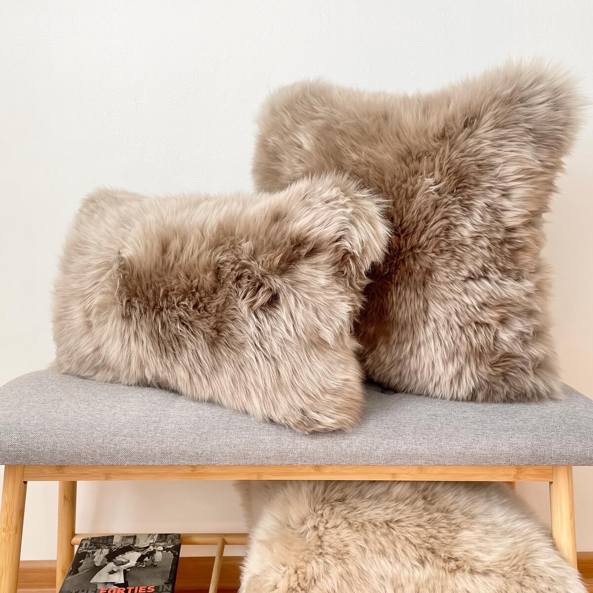 perne decorative din blana naturala doua forme, culoare maro, mango+bloom