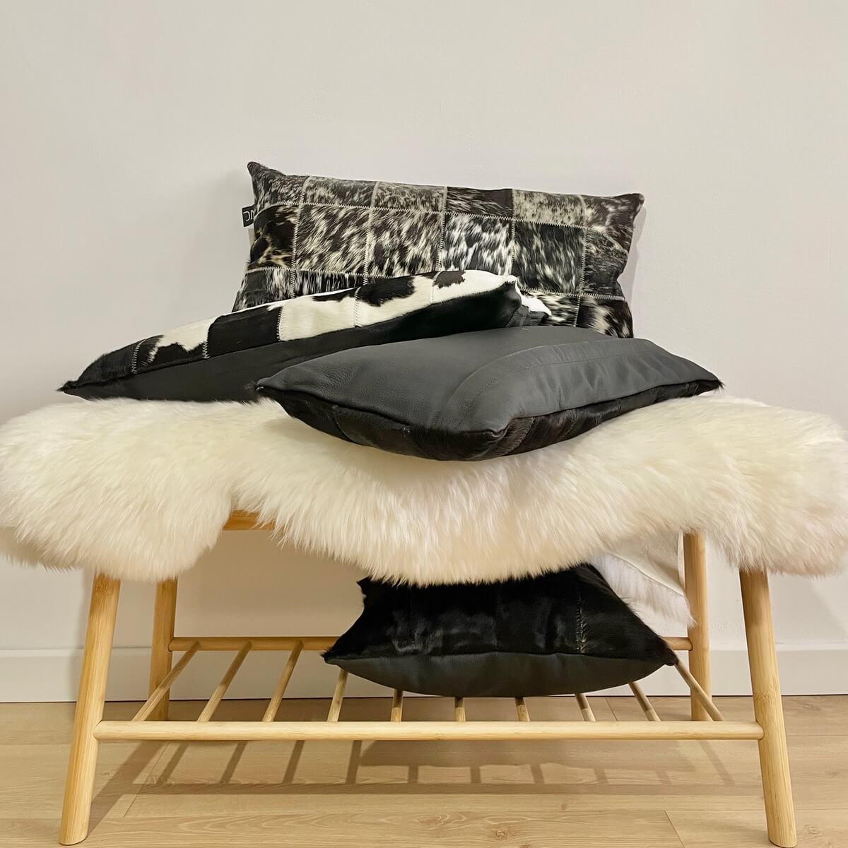 Perne Decorative din Piele Naturala de Vaca nuante de negru si alb, pestrit