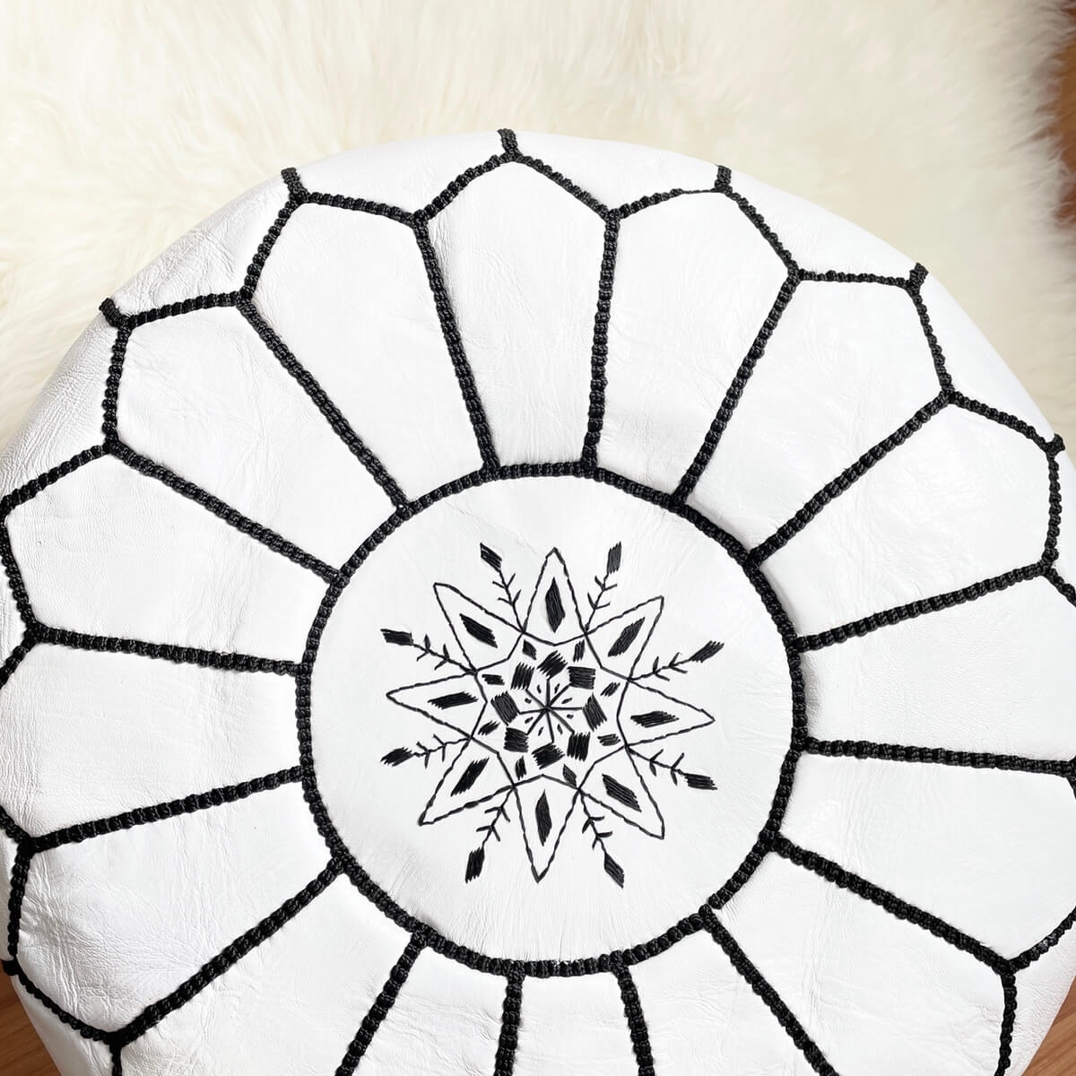 puf marocan din piele naturala, culoare  alba cu cusatura neagra, taburet piele
