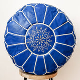 puf marocan realizat manual din piele de capra de culoare albastru royal, expozitie