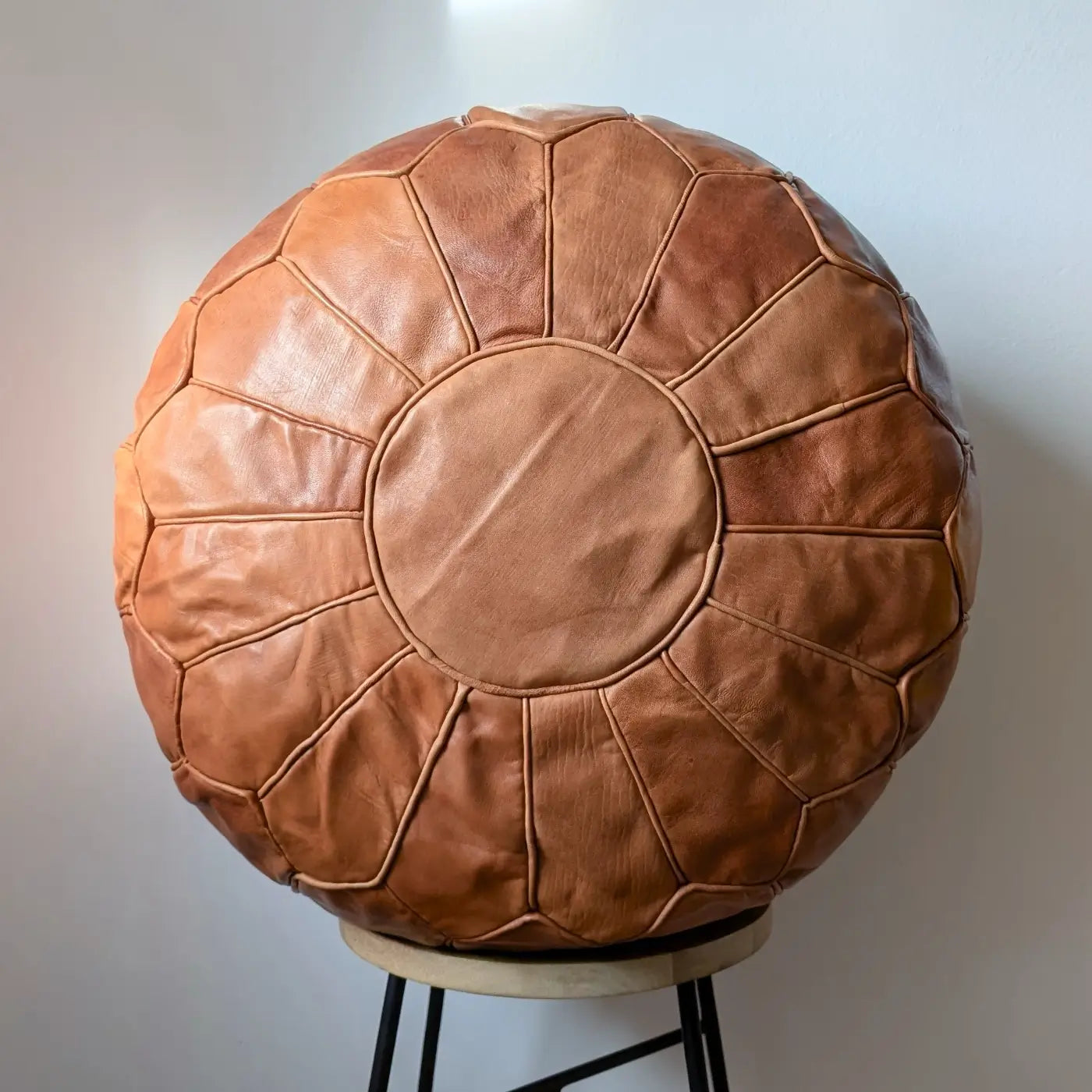 Puf Marocan XL din Piele Naturala Casablanca, Maro Nisipos, pe scaun