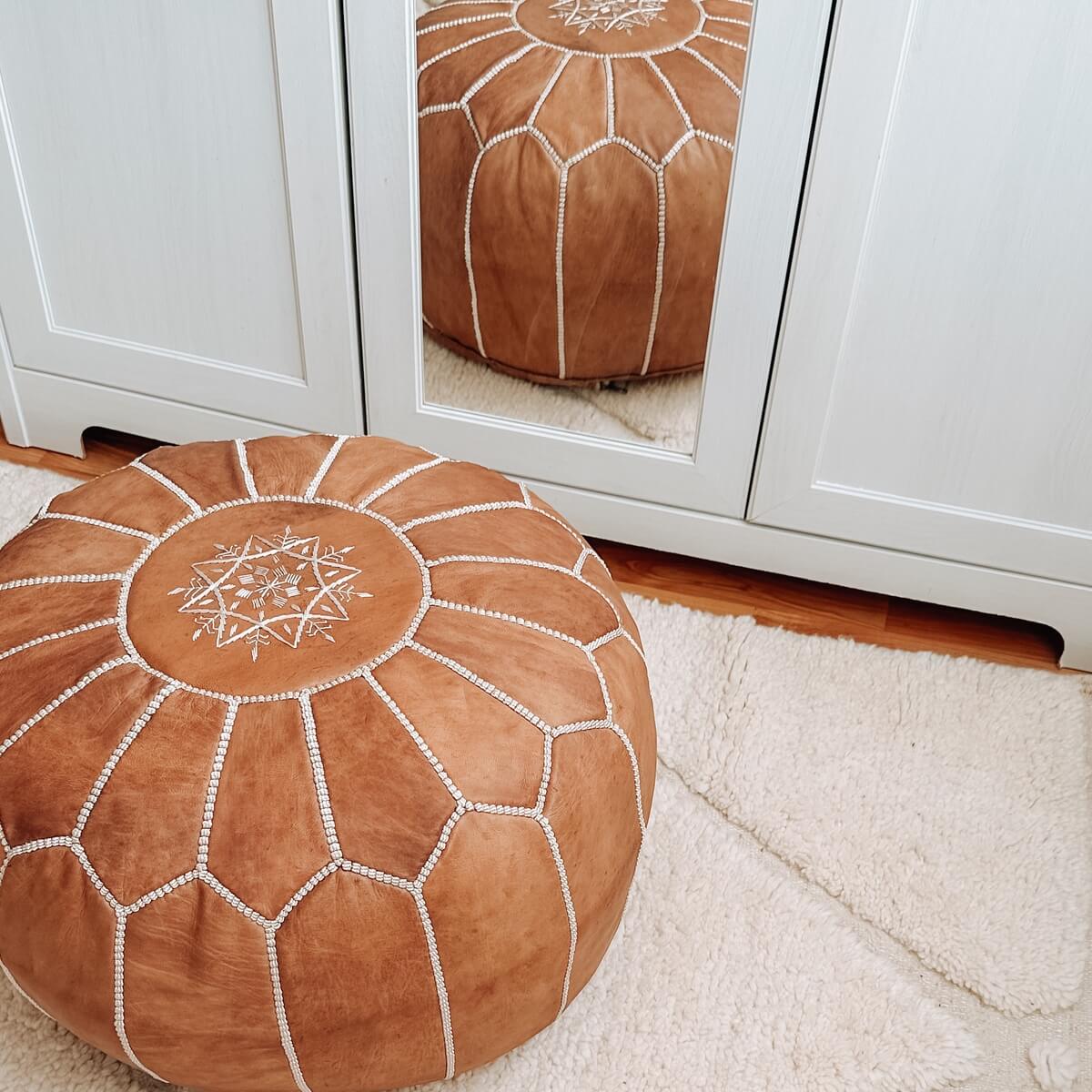 pouf marocan din piele naturala cusut manual de culoare maro deschis, frumos
