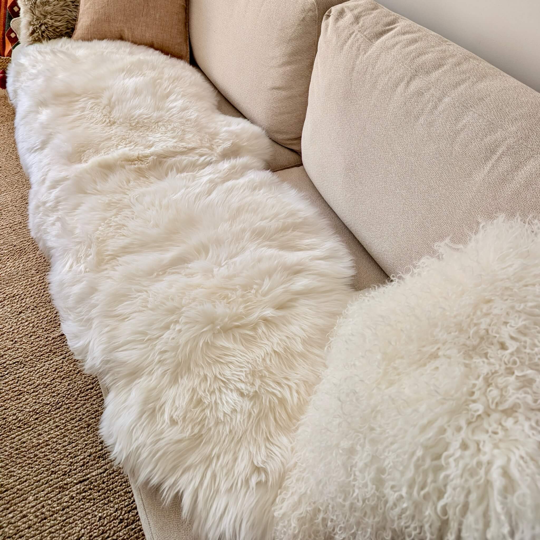 covor dublu din blana naturala, din 2 piei intregi de oaie, fir lung dens, alb - idei decor living
