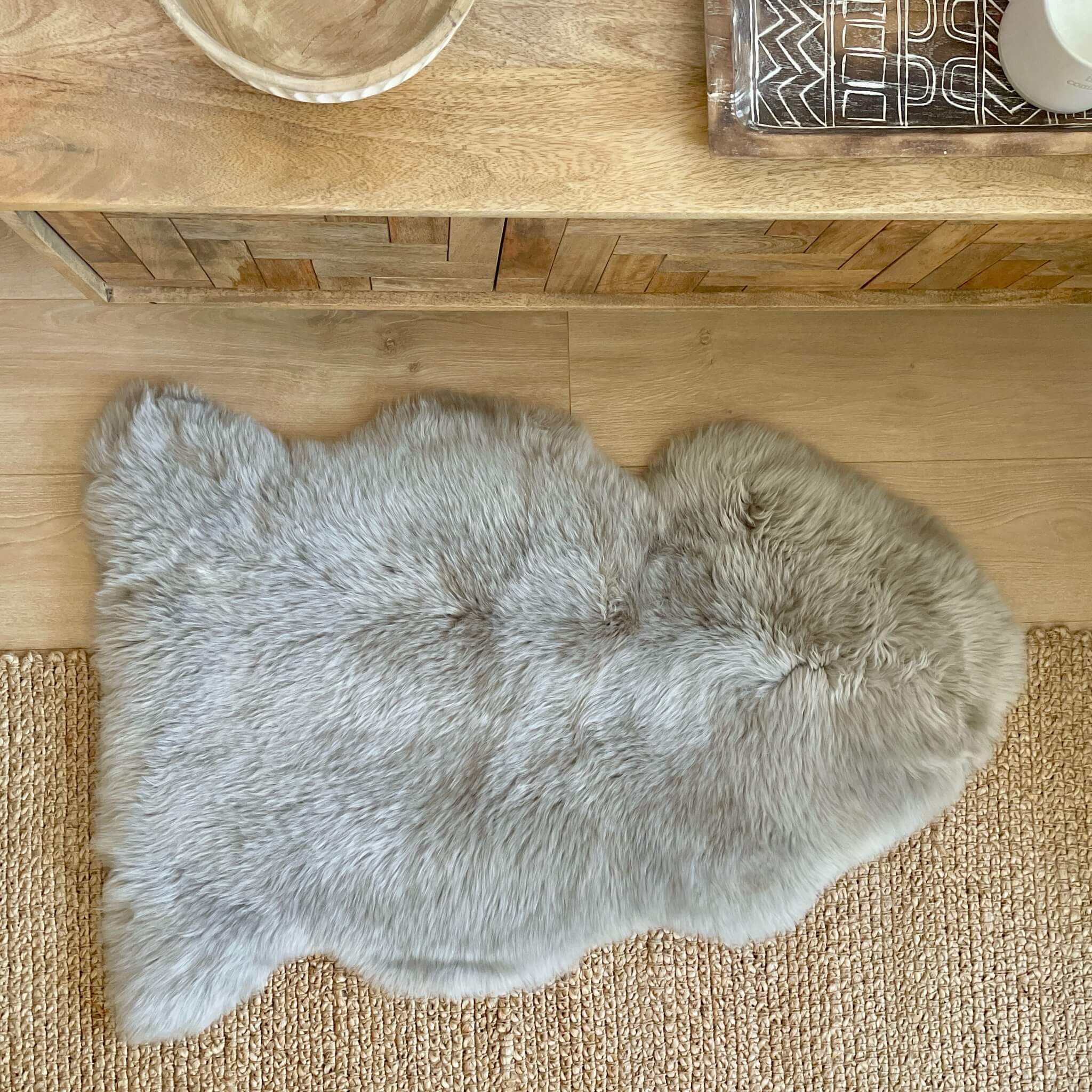 covor din blana naturala din 1 piele intreaga de oaie, fir lung dens si pufos, bej argintiu - pe podea
