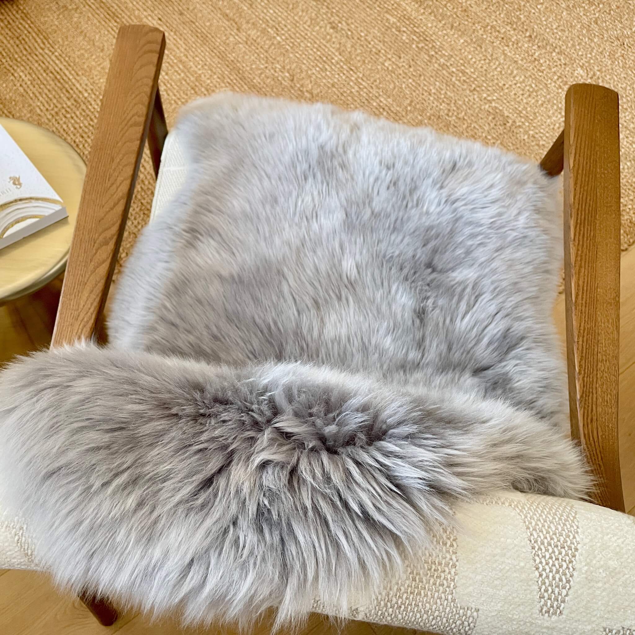 covor din blana naturala din 1 piele intreaga de oaie, fir lung dens si pufos, gri deschis - de sus zoom