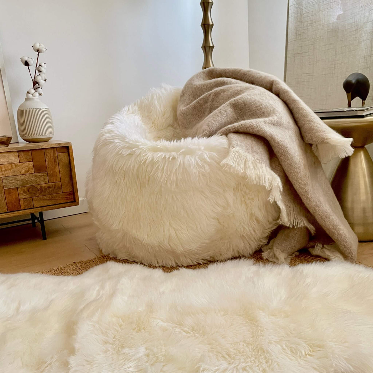 sheepskin beanbag - fotoliu puf din blana naturala de oaie preumplut - decor 1