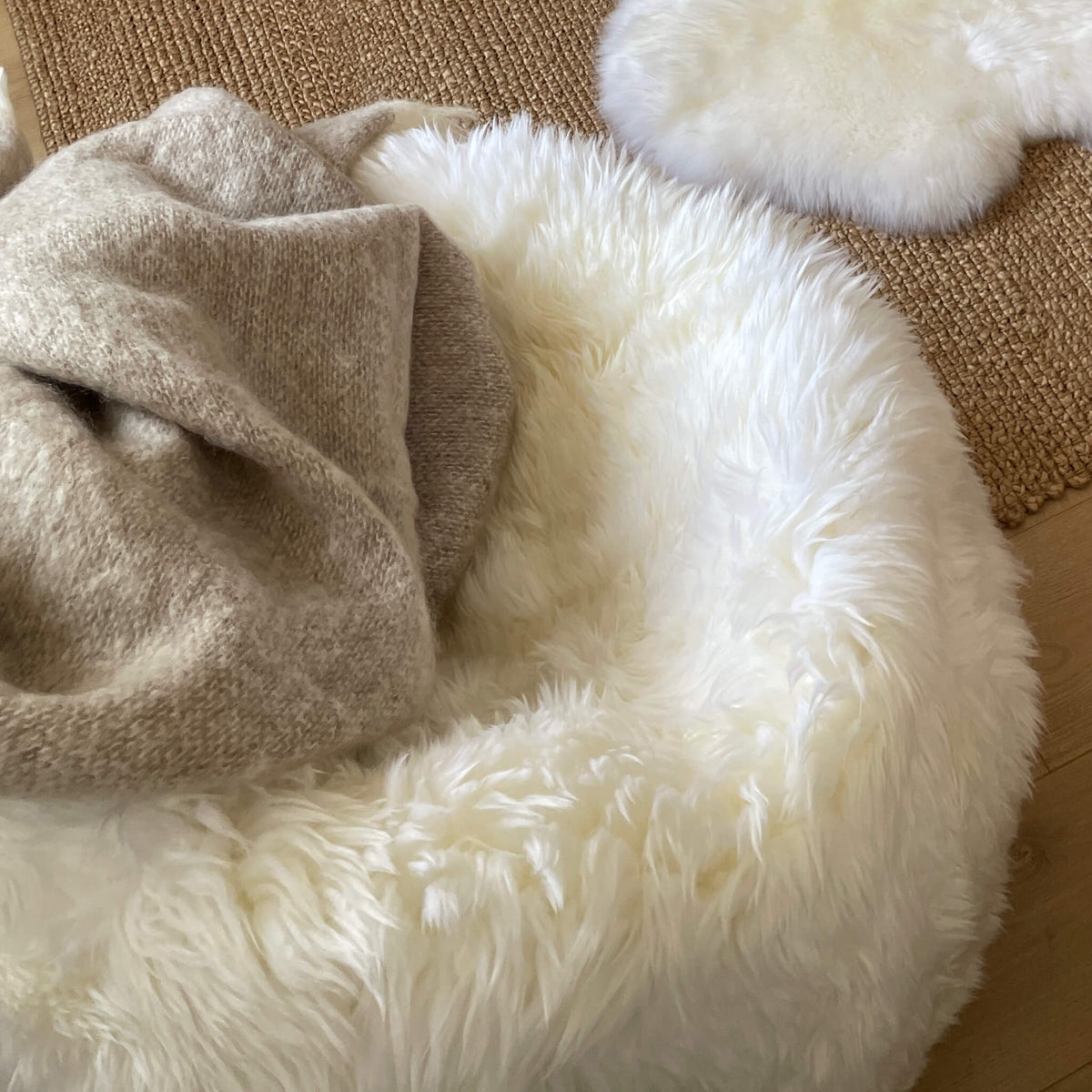 sheepskin beanbag - fotoliu puf din blana naturala de oaie preumplut - zoom