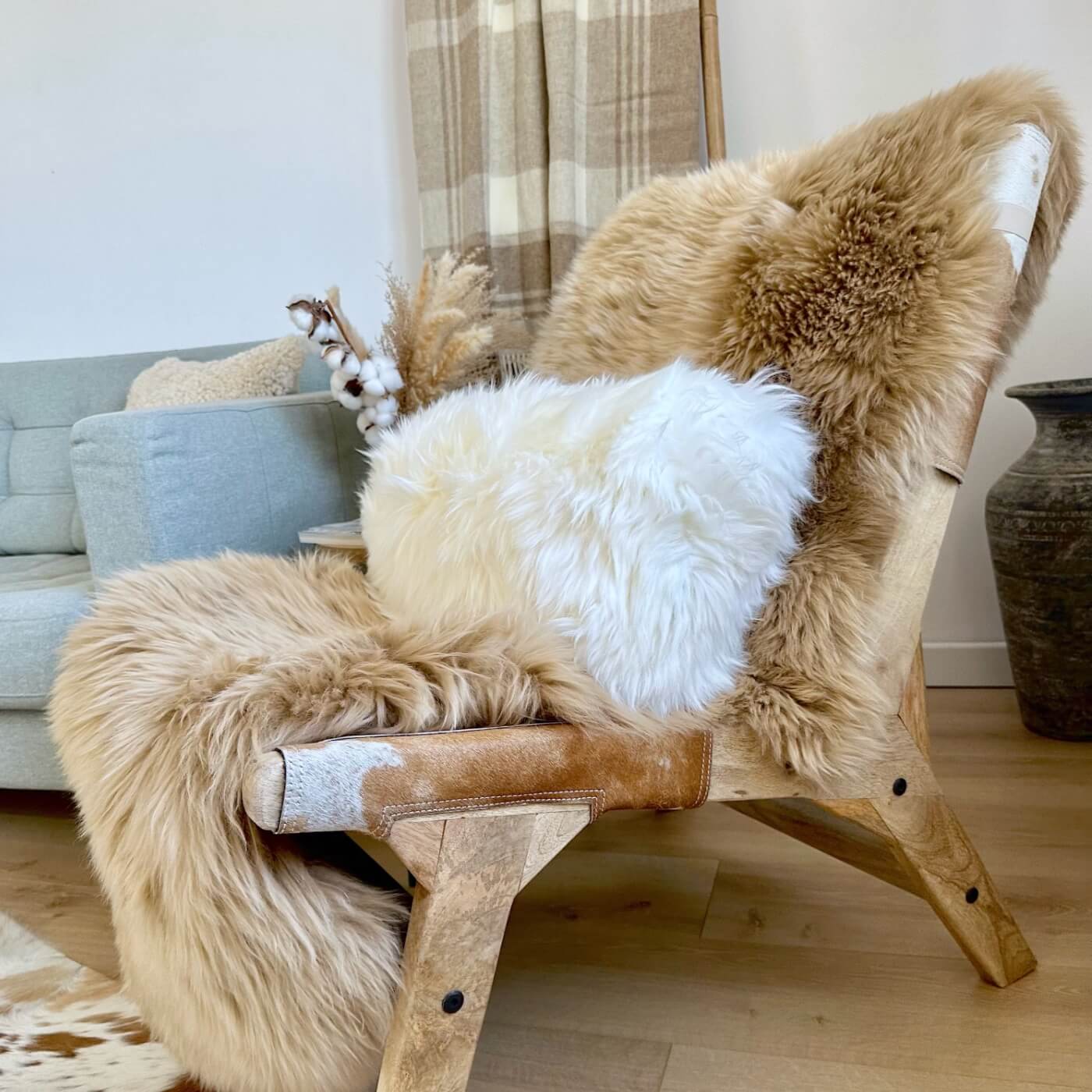 perna decorativa din blana naturala de oaie alba - pe scaun