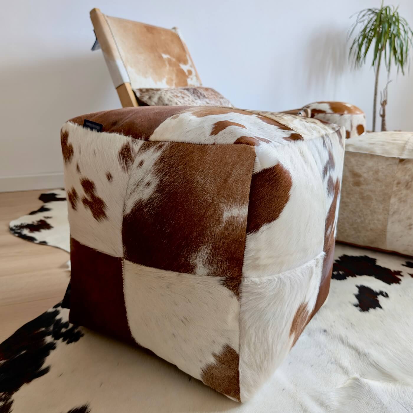 Taburet Patrat din Piele Naturala de Vaca, Maro Inchis si Alb cu Pete, 40 x 40 x 40 cm, decor