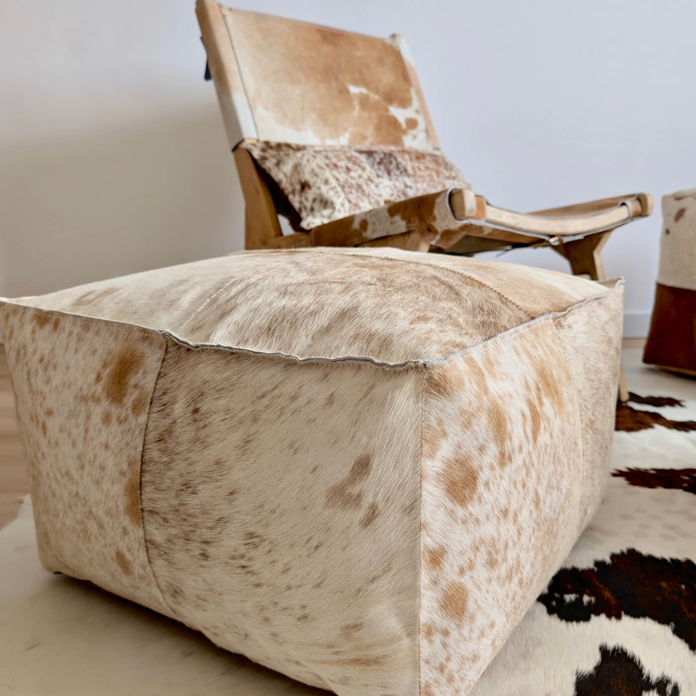 Taburet Puf din Piele Naturala de Vaca, Bej Pestrit, de aproape