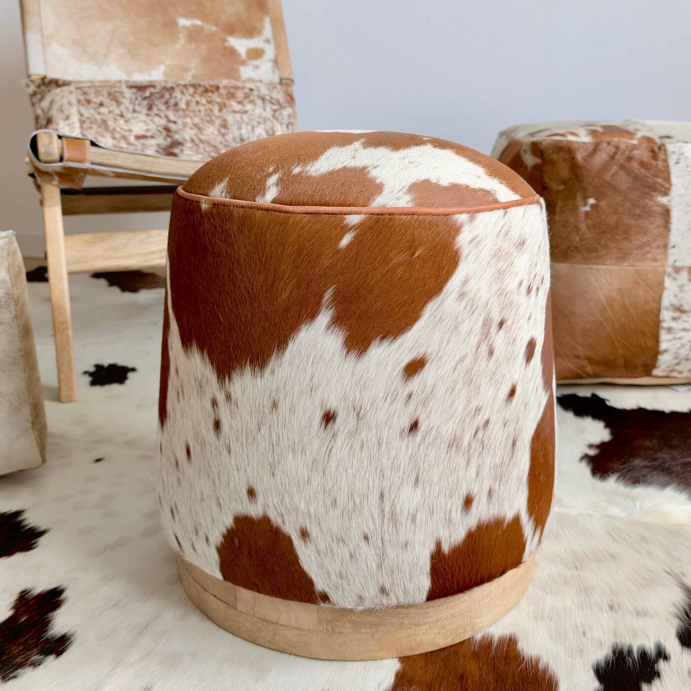 Taburet Rotund din Piele Naturala de Vaca cu baza din lemn de mango, Maro Inchis, 40 cm x 43 cm , produs