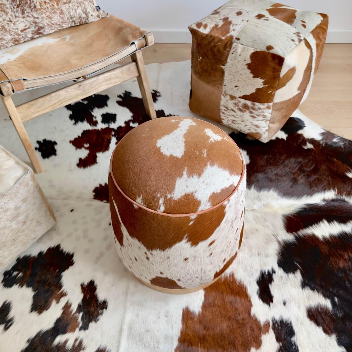 Taburet Rotund din Piele Naturala de Vaca cu baza din lemn de mango, Maro Inchis, 40 cm x 43 cm, decor hides 