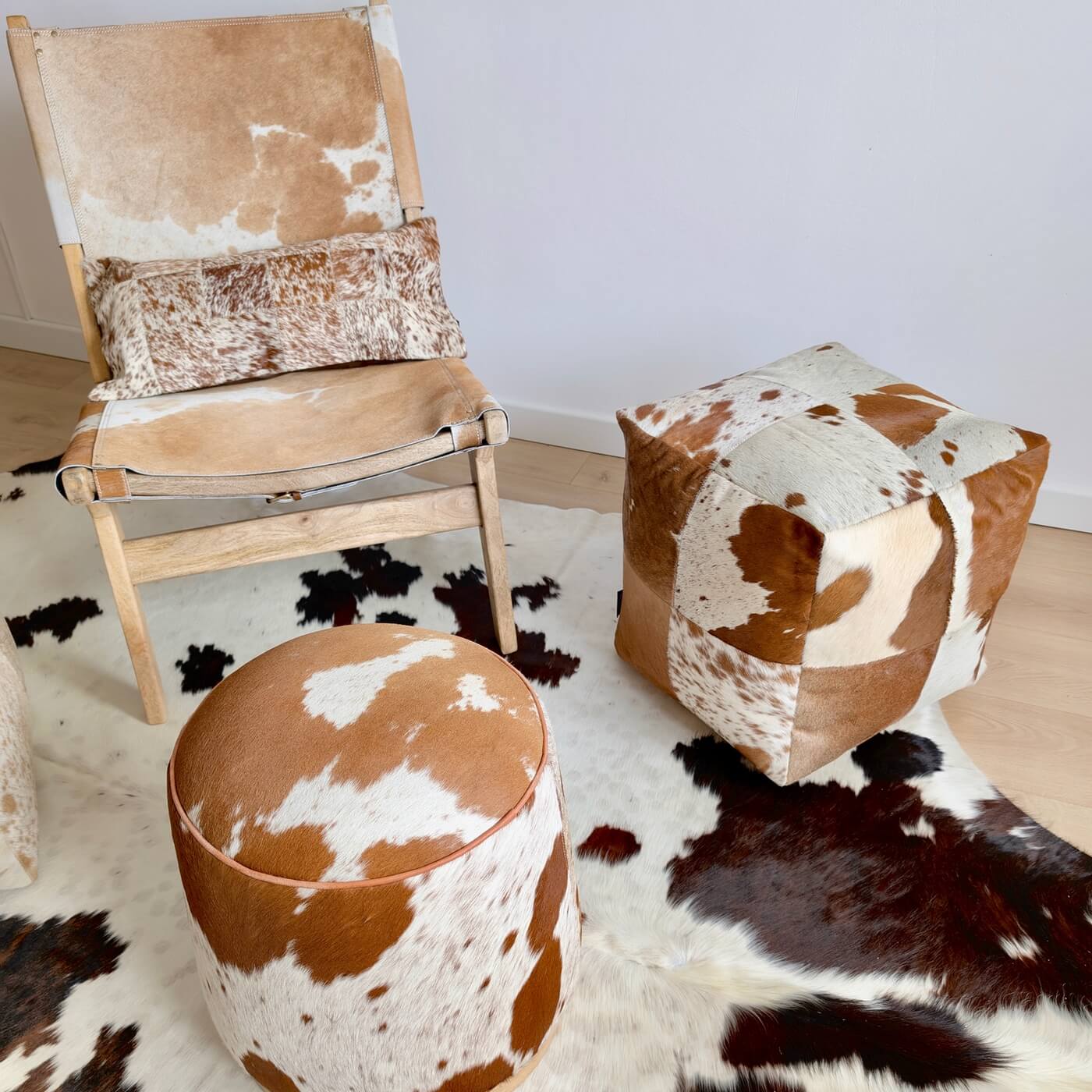 Taburet Rotund din Piele Naturala de Vaca cu baza din lemn de mango, Maro Inchis, 40 cm x 43 cm , decor one of a kind