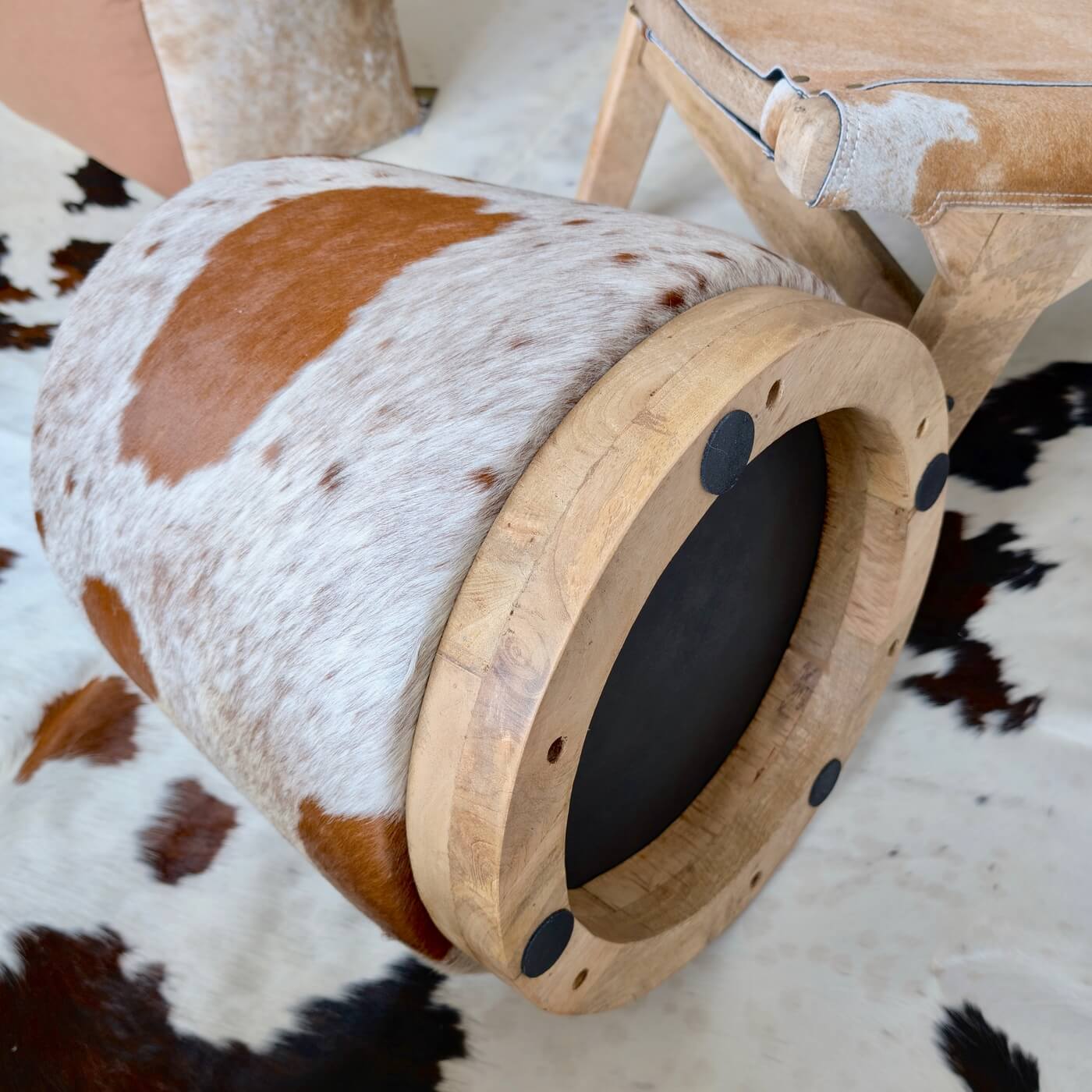 Taburet Rotund din Piele Naturala de Vaca cu baza din lemn de mango, Maro Inchis, baza solida de calitate