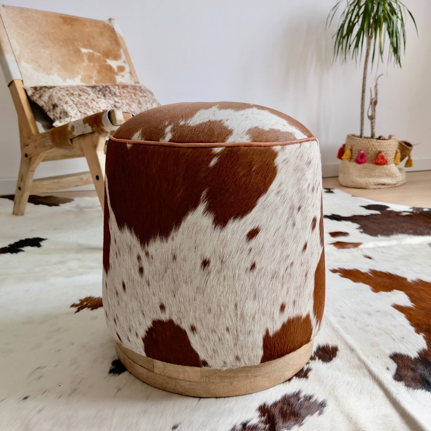 Taburet Rotund din Piele Naturala de Vaca cu baza din lemn de mango, Maro Inchis