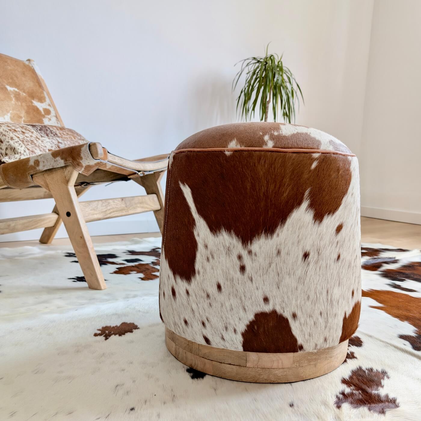 Taburet Rotund din Piele Naturala de Vaca cu baza din lemn de mango, Maro Inchis, 40 cm diametru x  43 cm inaltime 
