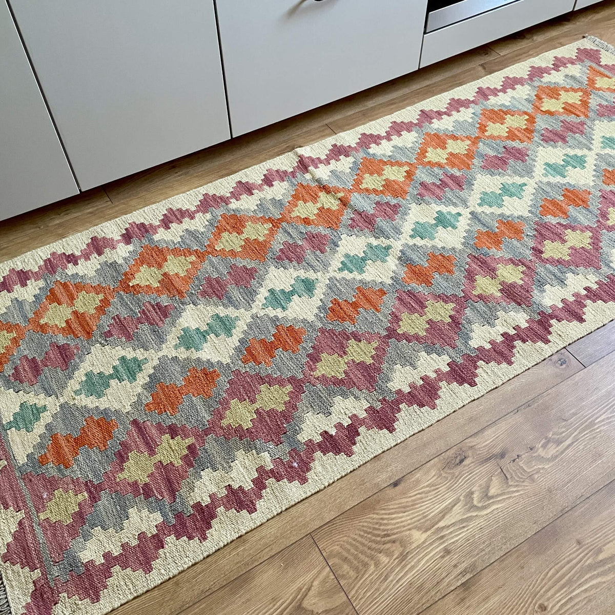 covor traversa din lana multicolor in bucatarie