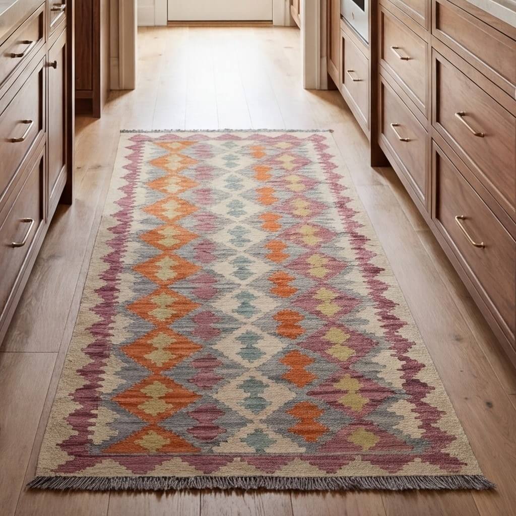 Covor traversa din lână țesut manual cu motive traditionale geometrice in culori pastel in bucatarie in fata blatului, Kilim Gashghai (204cm x 85cm)