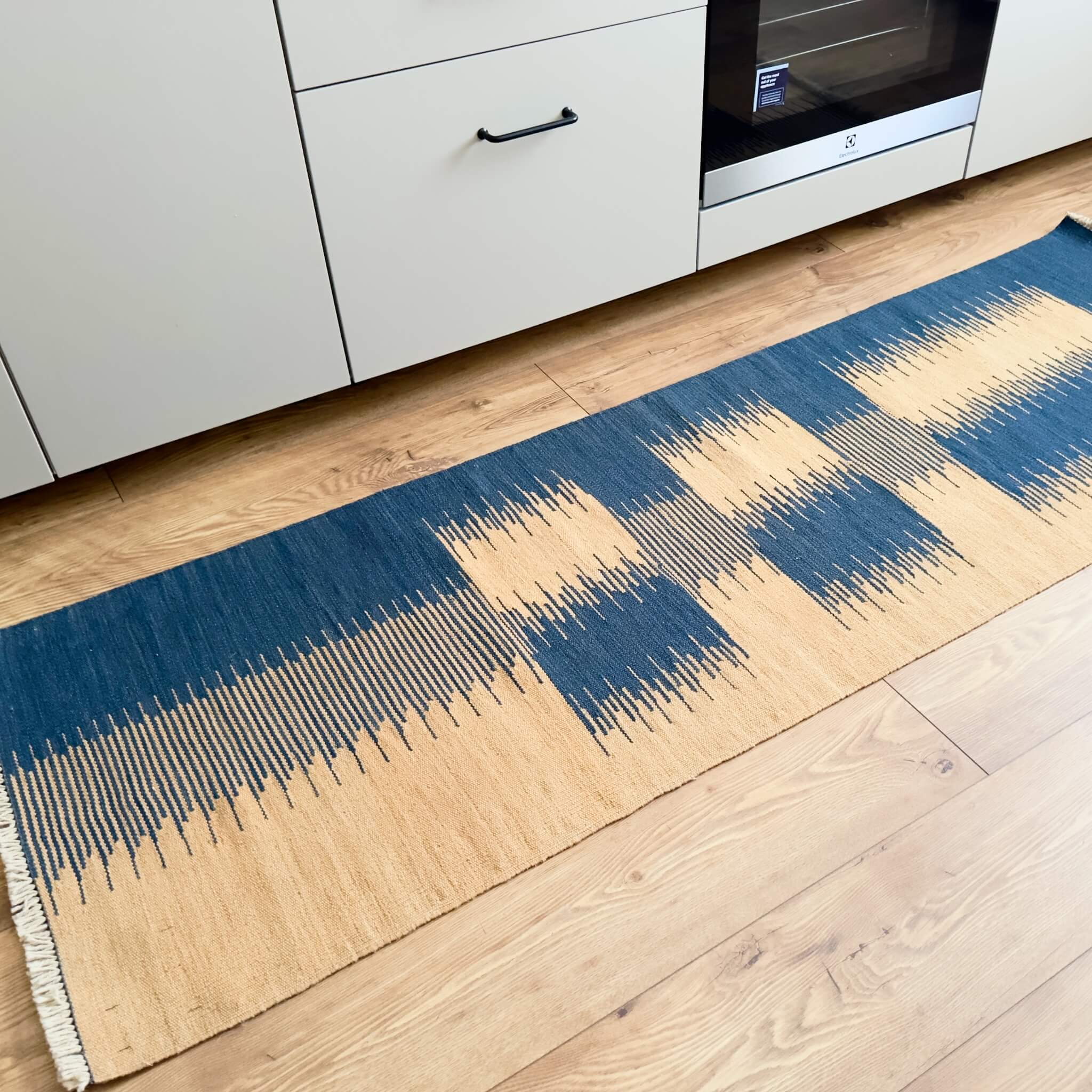 Traversa din Lana Tesuta Plat - Kilim Gashghai - nuante neutre - pe podea in bucatarie