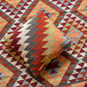 perna decorativa kilim din lana cu model aztec in culori vii pe covor kilim alwar, mango+bloom