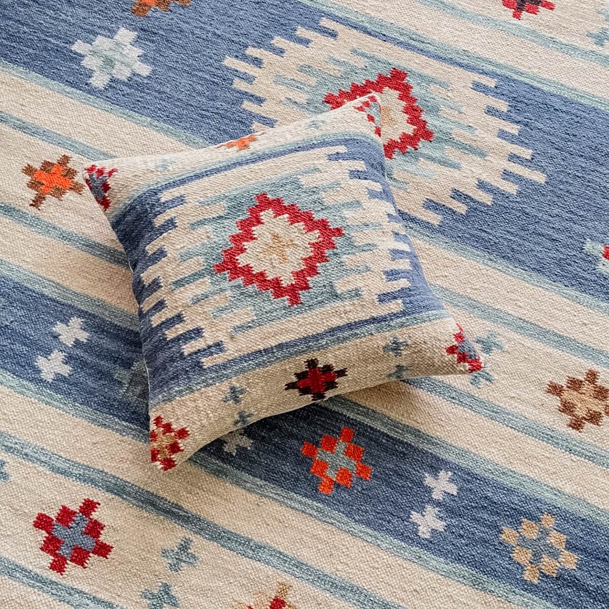 covor traditional kilim bimala creat manual, cu perna decorativa