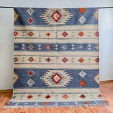 covor traditional kilim bimala creat manual in india in culori vii albastru si gri, mango+bloom