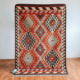 covor kilim saira creat traditional manual pe razboaie, model diamant in nuante de terracotta si albastru, mango+bloom