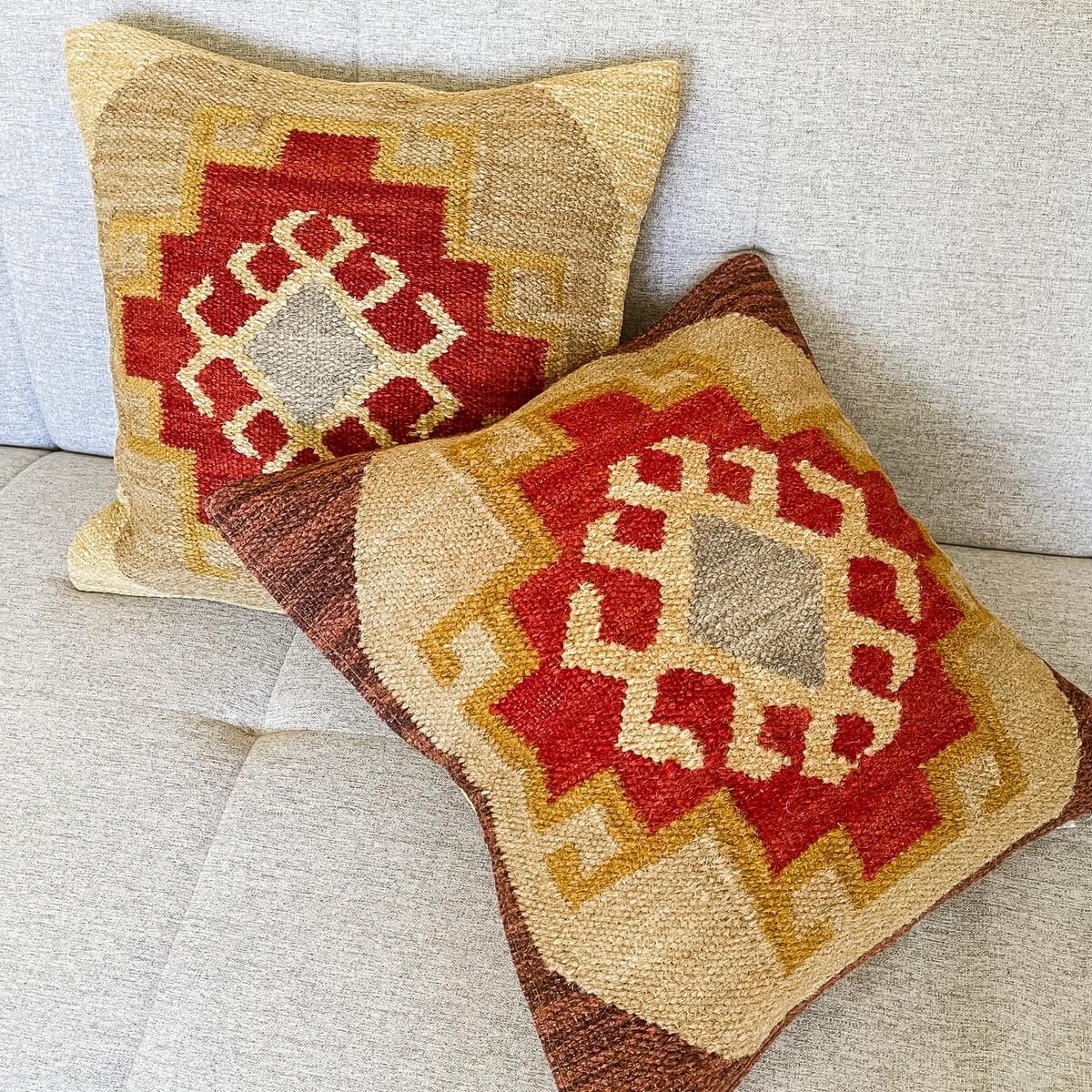 perne decorative kilim Kohra pe canapea, model aztec