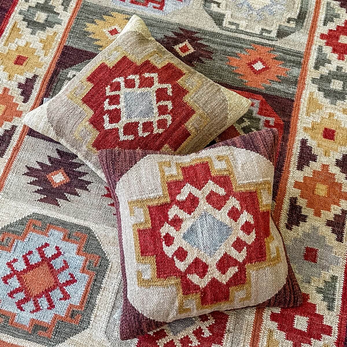 perne decorative kilim Kohra pe covor